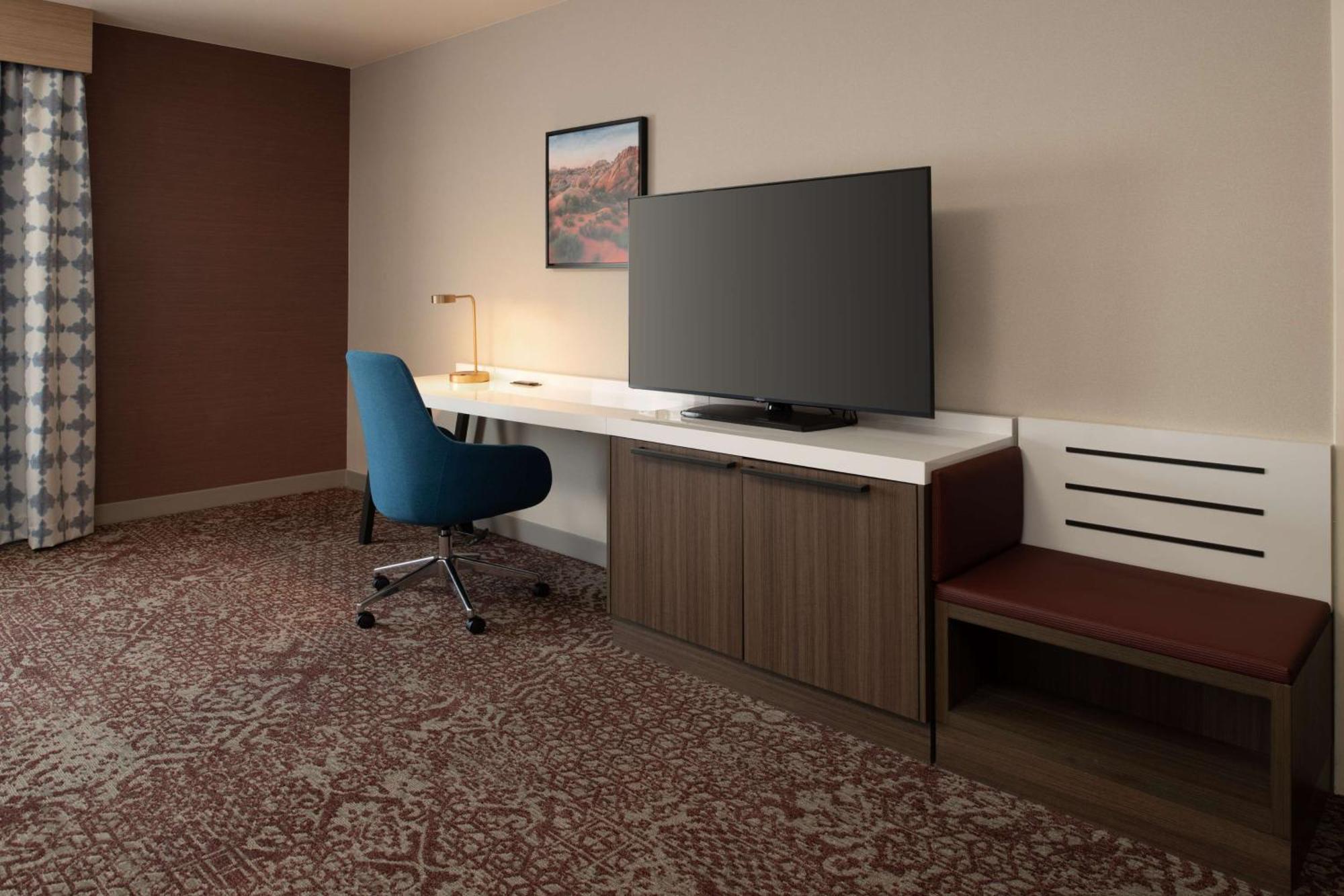 Hilton Garden Inn Fontana Exterior photo